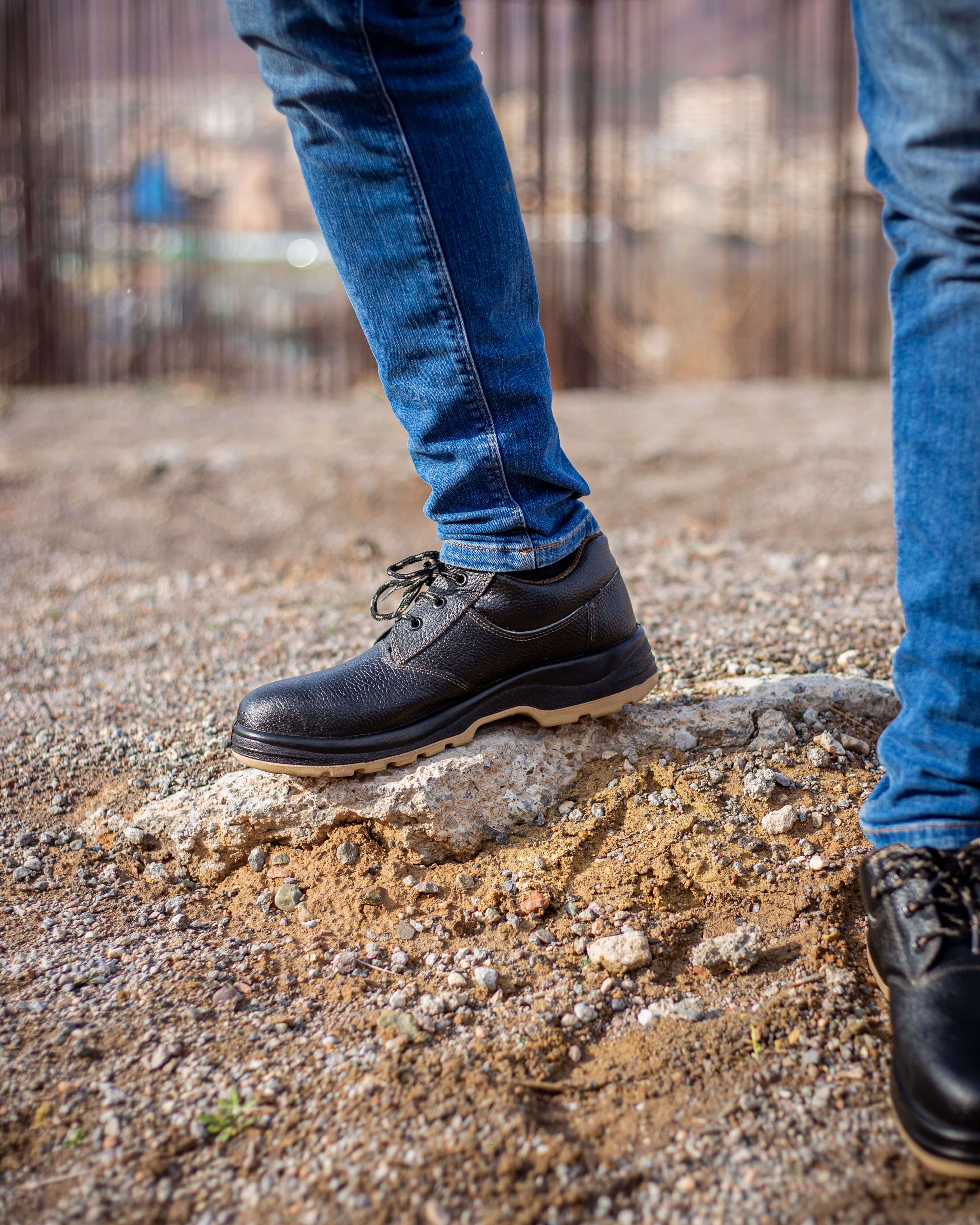 نمای بیرونی کفش ایمنی البرز